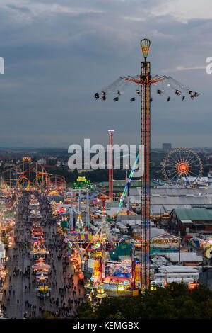 Oktoberfest: Ansehen, Bierzelt, Fahrten, Achterbahn, Riesenrad, München, München, Oberbayern, Oberbayern, Bayern, Bayern, Deutschland Stockfoto