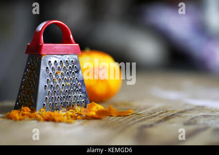 Reibe Schale von Zitrusfrüchten und auf Holztisch Stockfoto