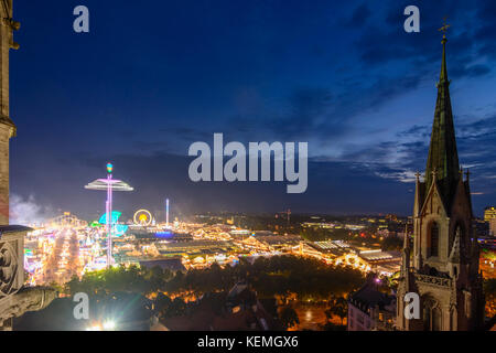 Oktoberfest: Ansehen, Bierzelt, Fahrten, Achterbahn, Riesenrad, von der Kirche Saint Paul, München, München, Oberbayern, Oberbayern, B Stockfoto