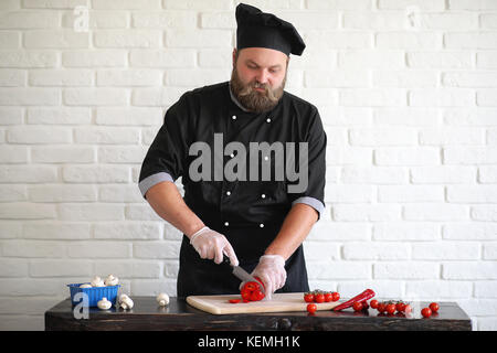 Bärtigen Koch Küchenchef bereitet Mahlzeiten Stockfoto