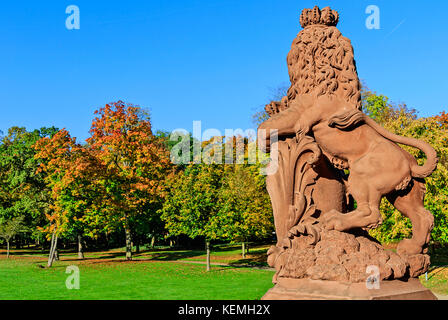 Lion Skulptur in englischer Landschaftspark von Schloss phillipsruhe an einem sonnigen Oktobertag in Hanau, Deutschland Stockfoto