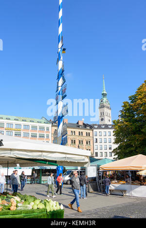 Markt Viktualienmarkt, Maibaum, Kirche St. Peter, München, München, Oberbayern, Oberbayern, Bayern, Bayern, Deutschland Stockfoto