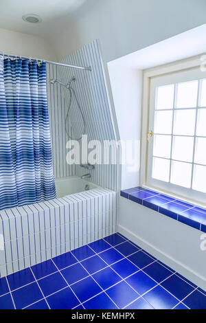 In Blau und Weiß gefliestes Badezimmer Stockfoto