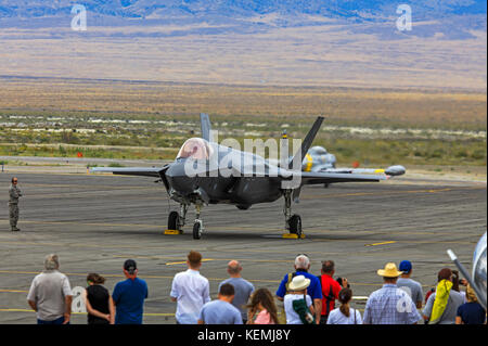 Zuschauer schauen Sie über die US Air Force F-35A Lightning II auf Anzeige an der historischen Wendover Airfield Airshow in Wendover, Utah, USA. Stockfoto
