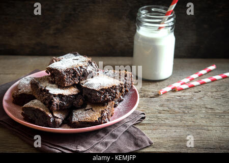 Brownies für Weihnachten und Winter. Hausgemachte Schokolade Fudge Brownies mit Milch auf rustikalen Holztisch. Stockfoto