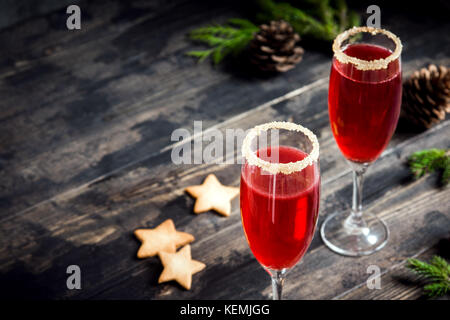 Mimosa festliches Getränk für Weihnachten - Champagner rote cocktail Mimosa mit Cranberry für Weihnachtsfeier, kopieren Raum Stockfoto