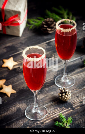 Mimosa festliches Getränk für Weihnachten - Champagner rote cocktail Mimosa mit Cranberry für Weihnachtsfeier, kopieren Raum Stockfoto