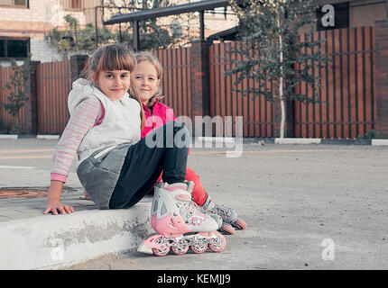 Mädchen reiten auf Rollschuhen Stockfoto