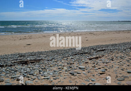 Blick von ynys Llanddwyn Beach, in Richtung Llanddwyn Island suchen in der Ferne, Anglesey, Wales Stockfoto