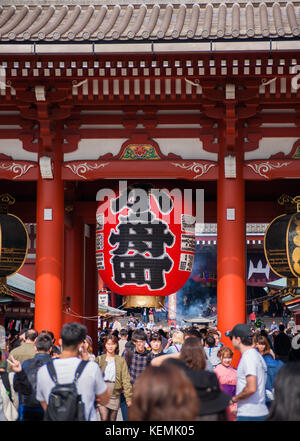 Touristen in Scharen zu Senso-ji Tempel im Herbst während des Festivals in Asakusa Viertel in Tokyo Stockfoto