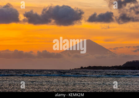 Blick auf den agung von Gili Air Insel bei Sonnenuntergang. Lombok, Indonesien Stockfoto