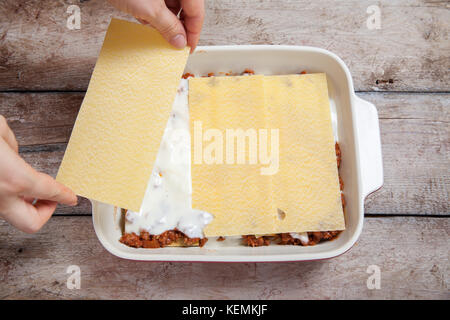 Die Lasagne Bolognese mit Rindfleisch, Tomaten in der Küche Stockfoto