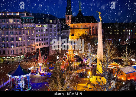 Weihnachten in Luxemburg fair. Luftaufnahme der traditionelle Weihnachtsmarkt in der alten europäischen Stadtzentrum. Stadt für den Winterurlaub eingerichtet. Unterhaltung und sho Stockfoto