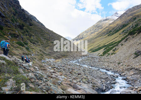 Wanderer in Tal der Niedertalbach, Sölden, Ötztaler Alpen, Tirol, Tirol, Österreich Stockfoto