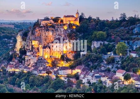 Dämmerung in der mittelalterlichen Stadt Rocamadour, im Dordogne-Tal, Midi-Pyrenees, Frankreich. Stockfoto