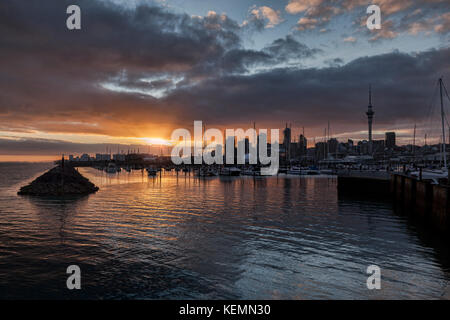 Sonnenaufgang über der Stadt Auckland und Westhaven Marina, Neuseeland. Stockfoto