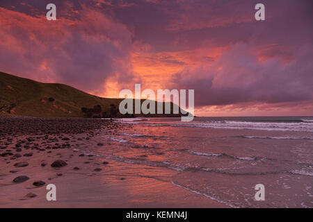 Die Bucht von Port Jackson, Coromandel, Neuseeland, bei Sonnenuntergang, Stockfoto