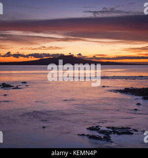 Rangitoto Island, ein ruhender Vulkan vor Auckland, Neuseeland, vor Sonnenaufgang. Stockfoto