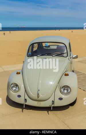 Den Haag, Niederlande - 21 Mai, 2017: vw classic Käfer Fahrzeug an den Strand von Scheveningen Car Show Stockfoto