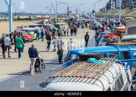 Den Haag, Niederlande - 21 Mai, 2017: VW classic beetle Fahrzeuge am Strand von Scheveningen Car Show Stockfoto