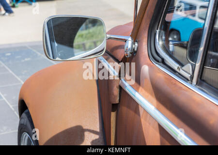 Den Haag, Niederlande - 21 Mai, 2017: VW classic Käfer Fahrzeug an den Strand von Scheveningen Car Show Stockfoto