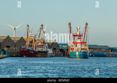 22. Oktober 2017; Shoreham Port, Sussex, UK; Fischtrawler Albion vorbeifahrenden Schiffes Gebunden gegen Wharf. Lager und Windrad im Hintergrund Stockfoto