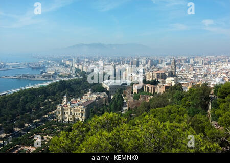 Anzeigen auf der Suche nach Westen über das Stadtzentrum vom Castillo (Schloss) auf dem Monte Gibralfaro, Málaga, Andalusien, Spanien, September 2017 Stockfoto
