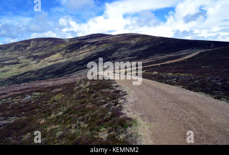 Anschluss führt auf den Gipfel des schottischen Berge Corbett mount battock vom Hügel des saughs im Glen Esk, Angus, Scottish Highlands. de. Stockfoto