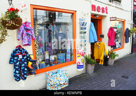 Kleidung und Geschenke Shop, Kenmare, County Kerry, Irland - John Gollop Stockfoto