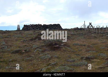 Das Dry Stone Shelter und Triangulation Point auf dem Gipfel des Scottish Mountain Corbett Mount Battock in Glen Esk, Angus, Scottish Highlands. VEREINIGTES KÖNIGREICH. Stockfoto