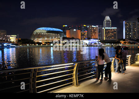 Skyline von Singapur in der Dämmerung von Merlion Park Sünde gesehen Stockfoto