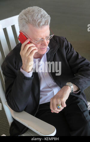 Gut aussehender älterer Mann mit Handy Stockfoto