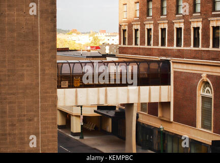 Fußgängerweg zwischen Gebäuden in einer Stadt Stockfoto