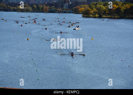 Ruderer/Crew Mannschaften, die in den Kopf des Charles Regatta im Herbst in Boston Massachusetts als aus der Bu-Brücke aus gesehen. Stockfoto