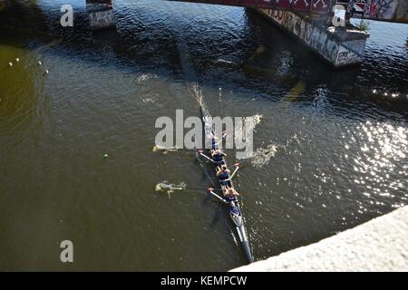 Ruderer/Crew Mannschaften, die in den Kopf des Charles Regatta im Herbst in Boston Massachusetts als aus der Bu-Brücke aus gesehen. Stockfoto