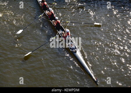 Ruderer/Crew Mannschaften, die in den Kopf des Charles Regatta im Herbst in Boston Massachusetts als aus der Bu-Brücke aus gesehen. Stockfoto