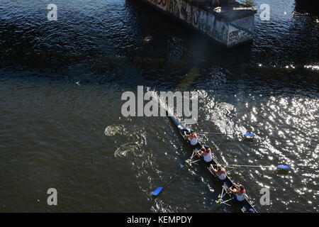 Ruderer/Crew Mannschaften, die in den Kopf des Charles Regatta im Herbst in Boston Massachusetts als aus der Bu-Brücke aus gesehen. Stockfoto