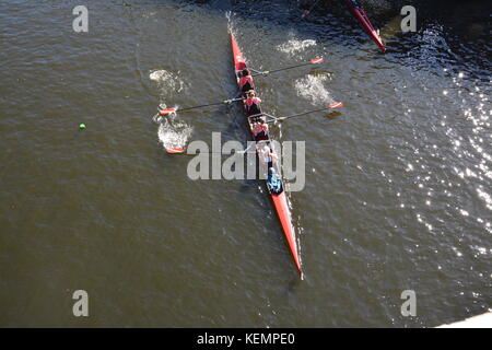 Ruderer/Crew Mannschaften, die in den Kopf des Charles Regatta im Herbst in Boston Massachusetts als aus der Bu-Brücke aus gesehen. Stockfoto