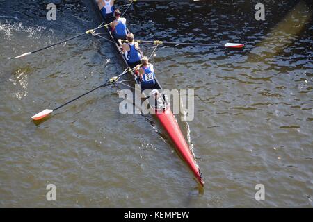 Ruderer/Crew Mannschaften, die in den Kopf des Charles Regatta im Herbst in Boston Massachusetts als aus der Bu-Brücke aus gesehen. Stockfoto