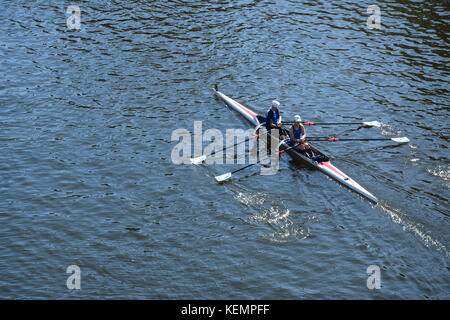 Ruderer/Crew Mannschaften, die in den Kopf des Charles Regatta im Herbst in Boston Massachusetts als aus der Bu-Brücke aus gesehen. Stockfoto