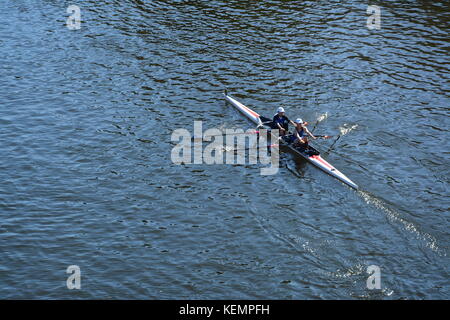 Ruderer/Crew Mannschaften, die in den Kopf des Charles Regatta im Herbst in Boston Massachusetts als aus der Bu-Brücke aus gesehen. Stockfoto