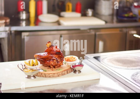 Köstliche Schaft von Lamm auf Narural Holz. großes Stück gebratenes Lamm Bein mit Soßen und Gewürzen serviert. frisch gekochte Lammkeule. Stockfoto