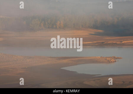 Morgennebel auf dem Fluss Cetina Reservoir in Kroatien Stockfoto