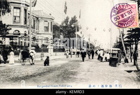 Japan, Yokohama. Jahrgang, ca. 1900, schwarze und weiße Postkarte von Menschen zu Fuß in Kagandori Straße, Yokohama. Stempel und Stempel in der Ecke. Stockfoto