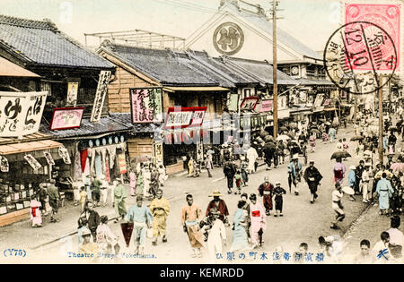 Japan, Yokohama. Jahrgang, ca. 1900, handkoloriert Postkarte des Theater im Theater Straße. Besetzt mit Menschen. Stempel und Stempel in der Ecke. Stockfoto