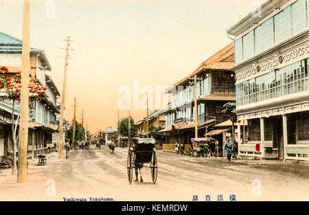 Japan, Yokohama. Jahrgang, ca. 1900, handkoloriert Postkarte von Yoshiwara Straße in Yokohama. Pferd und Wagen in der Mitte der Straße, Gebäude aus Holz. Stockfoto
