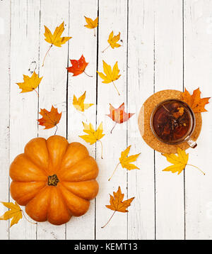 Danksagung Hintergrund: Kürbisse und Laub auf weißem Holz- Hintergrund. Halloween oder Thanksgiving Day oder saisonale Herbstliche. Flach. nach oben vi. Stockfoto