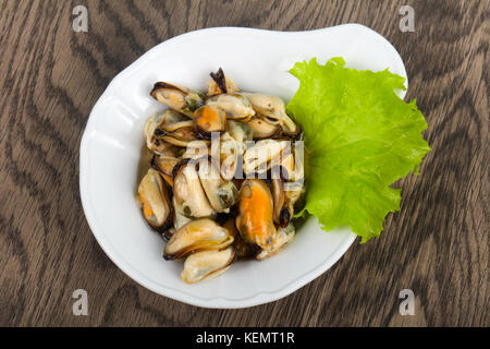 Eingelegte Muscheln mit Salat Stockfoto