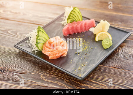 Herrlich frisch Fisch sashimi Set serviert. Lachs und Thunfisch rohe Sashimi auf Holztisch. japanisches Essen, Sashimi. Stockfoto