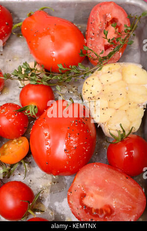 Frisch gerösteten Tomaten, Knoblauch, Zwiebeln und Kräuter in der Vorbereitung für eine leckere Tomatensuppe Stockfoto